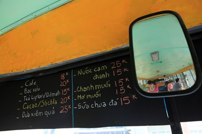 Đối tượng khách hàng đến quán chủ yếu là học sinh, sinh viên và những người trẻ tuổi nên giá cả khá rẻ.