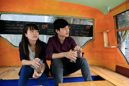 Đôi bạn trẻ chia sẻ, họ rất thích không gian này và muốn tận hưởng cảm giác khi ngồi mọi vị trí trong xe nhìn ra bên ngoài.