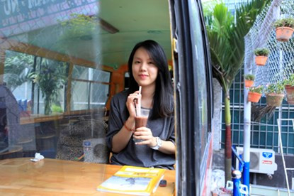 Bạn Trịnh Hồng Vân (sinh viên năm 2, ĐH Hà Nội) chia sẻ: "Mình đi qua, thấy quán lạ nên ghé vào ngồi thử và thấy cảm giác rất gần gũi bởi ngày nào mình cũng đi xe buýt đi học".