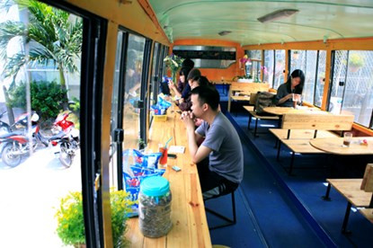 Nhờ thiết kế đặc trưng của xe buýt, khách vào quán dễ dàng tìm được một chỗ ngồi thoải mái, quan sát không gian xung quanh qua lớp kính.
