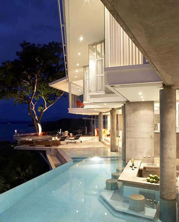 Bạn cũng có thể thiết kế quán bar cạnh bể bơi trên tầng thượng của ngôi nhà để vừa hóng gió vừa thưởng thức nước uống và ngâm mình dưới nước mát.