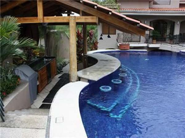 Nếu bạn ngại ánh nắng chiếu vào thì hãy làm mái che cho quầy bar phục vụ nước uống.