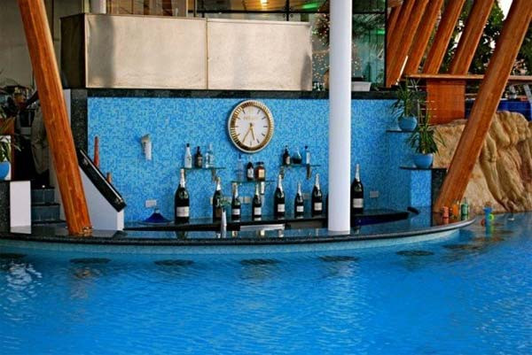 Khi đã bơi lội mệt, bạn có thể ghé vào bờ để thưởng thức một ly nước mát.