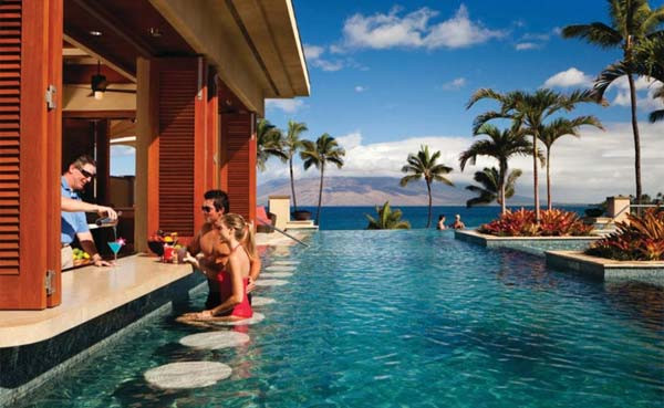 Với thiết kế quán bar cạnh hồ bơi, bạn có thể vừa thưởng thức những ly cocktail ngon miệng vừa ngâm mình dưới làn nước mát mẻ.
