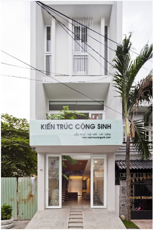 Tầng một là không gian văn phòng được thiết kế khá sang trọng và thông thoáng.