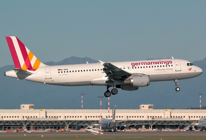 Máy bay Airbus A320 là chiếc máy bay rất phổ biến và nằm trong phi đội bay của nhiều hãng hàng không trên thế giới, trong đó có Việt Nam như Vietnam Airlines, JetStar và VietJet Air. Trong ảnh là chiếc máy bay Airbus A320 chở theo 144 hành khách và 6 thành viên phi hành đoàn của Hãng hàng không giá rẻ Đức Germanwings đã rơi ở Pháp hôm 24/3. Vụ tai nạn đã khiến 150 người trên máy bay đều thiệt mạng.