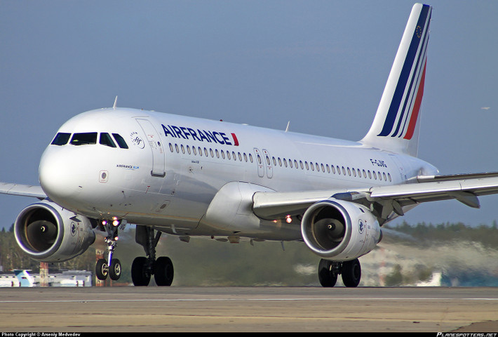 A320 chính thức xuất xưởng vào năm 1988 để bán cho Air France - hãng hàng không đầu tiên đặt hàng và đưa vào khai thác dân dụng dòng A320.