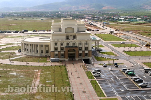 Tháng 5/2014, Tập đoàn Formosa đề xuất đầu tư giai đoạn 2, nâng công suất của khu liên hợp gang thép này lên 22,5 triệu tấn/năm, vốn đầu tư lên đến 28 tỷ USD. Bên cạnh đó, chủ đầu tư cũng cam kết huy động tối đa nguồn lực, phấn đấu đến năm 2015 hoàn thành 3 lò cao với công suất 10,5 triệu tấn thép/năm, có 13 cầu cảng đi vào hoạt động và năm 2017 sẽ hoàn chỉnh 32 cầu cảng, đáp ứng yêu cầu vận chuyển, xuất khẩu thành phẩm của nhà máy gang thép này. Trong hình là tòa nhà hành chính - trung tâm điều hành các hoạt động dự án.