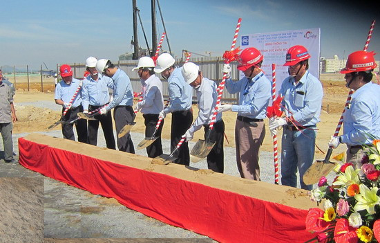 Tại Việt Nam, Formosa có 2 dự án đầu tư lớn là tổ hợp Hưng nghiệp Formosa tại Đồng Nai với tổng vốn đầu tư gần 1 tỷ USD và dự án khu liên hợp gang - thép và cảng Sơn Dương (Formosa Hà Tĩnh) tại khu kinh tế Vũng Áng, Hà Tĩnh với tổng vốn đầu tư lên đến 16 tỷ USD. Ảnh: Lễ động thổ tại dự án Formosa Hà Tĩnh.