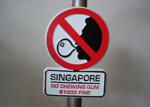 4. Singapore nổi tiếng là một trong những đất nước sạch nhất thế giới. Để đảm bảo đường phố sạch đẹp, từ năm 1992 chính phủ Singapore đã cấm người dân nhai kẹo cao su khi đi trên đường. Người dân Singapore và du khách cũng không được phép ăn uống khi di chuyển trên phương tiện công cộng. Bất cứ ai bị phát hiện buôn bán trái phép kẹo cao su sẽ bị phạt 1 năm tù và 10.000 đô la Singapore (tương ứng với khoảng 5.500 USD).