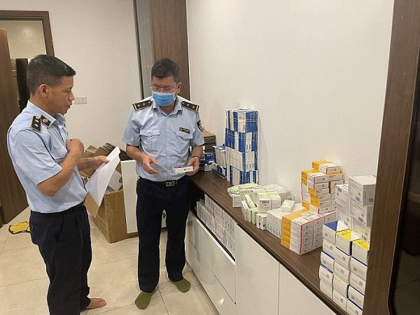 Ngày 12/8, Tổng cục Quản lý thị trường (DMS) cho biết, Đội Quản lý thị trường (QLTT) số 1 thuộc Cục QLTT TP Hà Nội vừa phát hiện một kho thuốc tây do nước ngoài sản xuất được cất giữ trong một căn hộ tầng 18 của chung cư Hà Nội Center Point trên đường Lê Văn Lương, quận Thanh Xuân.