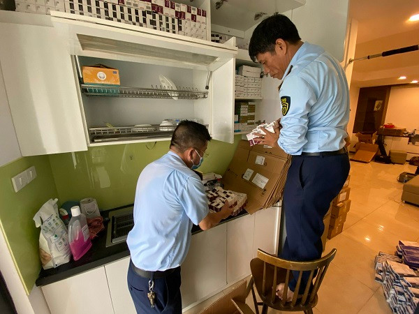 Cơ quan chức năng cho biết, căn hộ có diện tích khoảng 100m2 và toàn bộ diện tích đều được tận dụng để chứa trữ các mặt hàng thuốc tây.