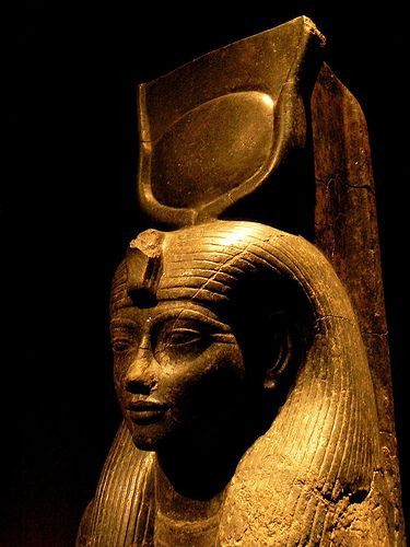 Là con gái của thần Mặt trời Ra, nữ thần Hathor thường xuất hiện dưới dạng một con bò thần với hai chiếc sừng nâng giữ đĩa Mặt trời và đeo chuỗi vòng cổ Menat. Đôi khi vị thần tình yêu này mang hình dáng nửa thân dưới là của một phụ nữ xinh đẹp và có phần đầu là của loài bò.