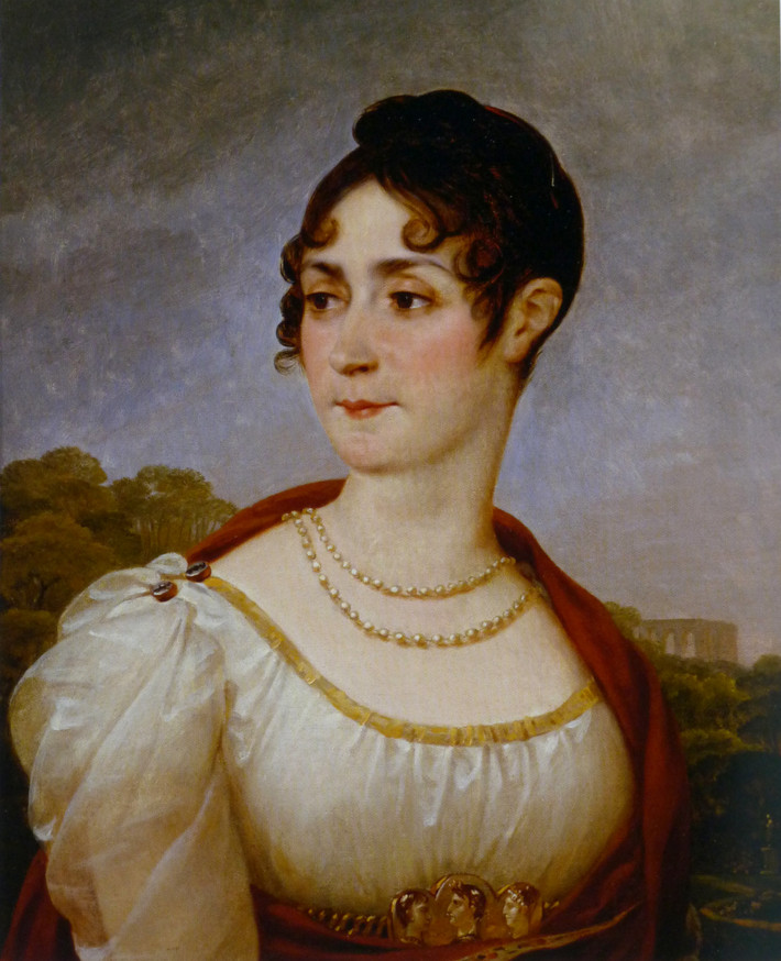 Người vợ đầu tiên của Napoleon là Joséphine de Beauharnais. Bà sinh ra ra và lớn lên tại Martinique, Pháp. Trước khi trở thành vợ hoàng đế Pháp, Joséphine lúc 16 tuổi kết hôn với quý tộc Alexandre de Beauharnais. Vợ chồng bà có với nhau 2 người con.