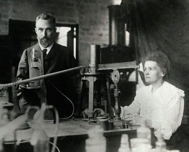 Sinh năm 1867 tại Warsaw, Ba Lan, nhà khoa học Marie Curie được nhớ đến là người phụ nữ đầu tiên và cũng là duy nhất trong lịch sử thế giới (tính đến thời điểm hiện nay) nhận được 2 giải Nobel ở hai lĩnh vực khác nhau.