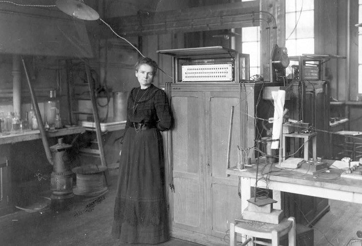 Sau khi tổ chức tang lễ, thi hài của bà Marie được mai táng bên cạnh người chồng Pierre Curie.