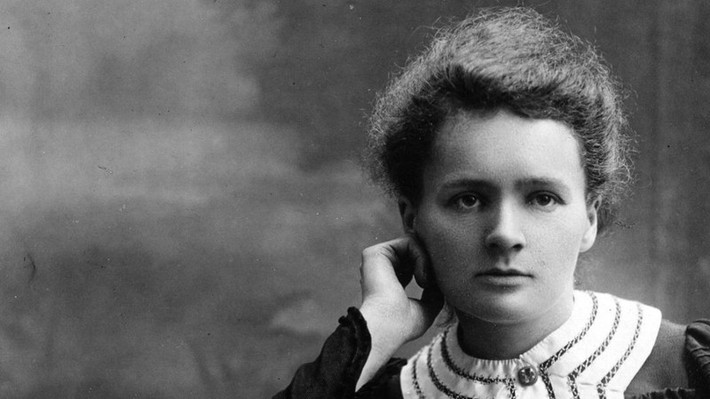 Sinh năm 1867 tại Warsaw, Ba Lan, nhà khoa học Marie Curie được nhớ đến là người phụ nữ đầu tiên và cũng là duy nhất trong lịch sử thế giới (tính đến thời điểm hiện nay) nhận được 2 giải Nobel ở hai lĩnh vực khác nhau.