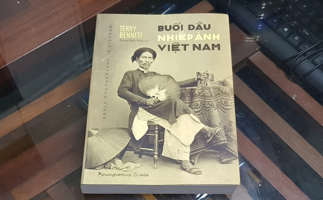 Buổi đầu nhiếp ảnh Việt Nam của Terry Bennett có rất nhiều tư liệu quý giá về Sài Gòn nửa sau thế kỷ 19 bằng hình ảnh do các nhiếp ảnh gia người Pháp, Hoa và cả Việt Nam chụp.