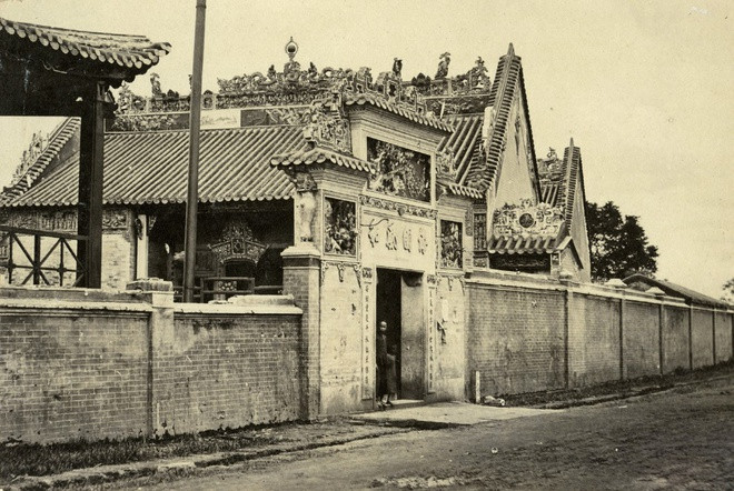 Chùa Hoa ở Chợ Lớn khoảng năm 1868, ảnh in trên giấy bạch đản do Émile Gsell chụp.