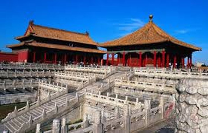 Thêm nữa, bên trong phần mái ở các cung điện trong Tử Cấm Thành rất ấm áp vào mùa Đông. Do đó, Cố Cung trở thành địa điểm lý tưởng cho đàn quạ thường xuyên bay tới.