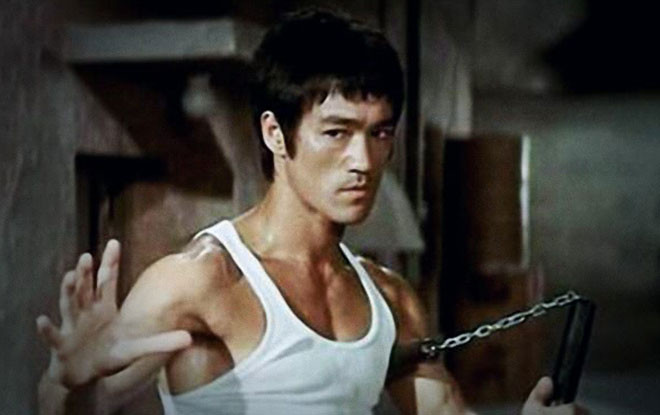 Bởi lẽ, sau khi huyền thoại võ thuật này qua đời, dư luận xôn xao trước thông tin một người ăn xin từng buôn lời nguyền rủa gia đình Lý Tiểu Long.