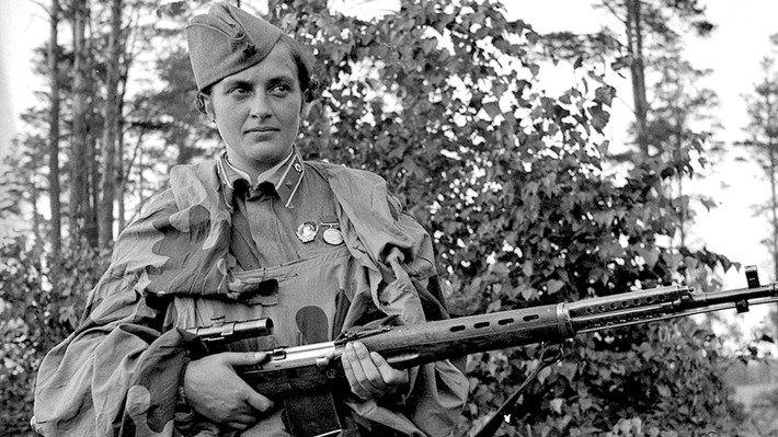 Đến tháng 4/1942, Ủy ban Quốc phòng Nhà nước (ГКО - GKO) của Liên Xô ký sắc lệnh tuyển dụng các nữ chiến sĩ vào các đơn vị Thông tin liên lạc.