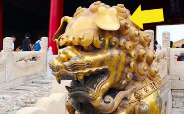 Trong số này, nhiều du khách ghi ghé thăm Tử Cấm Thành đặc biệt chú ý đến tư thế khác lạ của đôi sư tử đá cụp tai ở cung Càn Thanh.