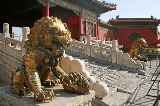 Điều thú vị là đôi sư tử đặt ở 2 bên sườn của lối đi lên cung Càn Thanh cụp tai xuống và đôi mắt khép hờ. Tư thế này khác biệt hoàn toàn so với những đôi sư tử bố trí ở các cung điện khác. Theo nghiên cứu của các chuyên gia, đôi sư tử ở trong tư thế đặc biệt trên như một lời cảnh báo ngầm của hoàng đế đối với các phi tử.