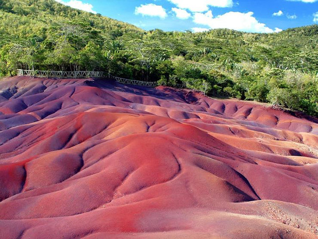 Khối đá 7 màu ở Mauritius: Khu vực này hình thành những tảng đá trông giống như được người khổng lồ sơn lên bằng những màu sắc khác nhau. Tuy nhiên, đây là sự hình thành đá tự nhiên và là một trong những hiện tượng kỳ lạ nhất trên Trái đất.