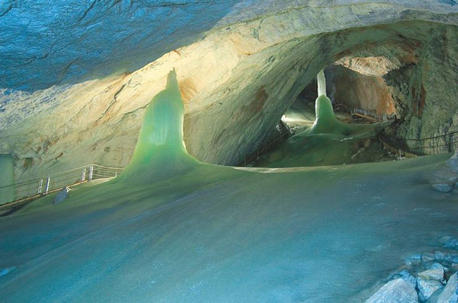 Động băng Eisriesenwelt ở Áo: Những hang động băng này nằm trên dãy núi Tennengebridge ở Áo. Đây là những hang động được hình thành tự nhiên và thực sự là một trong những hang động băng ngoạn mục nhất trên Trái đất.
