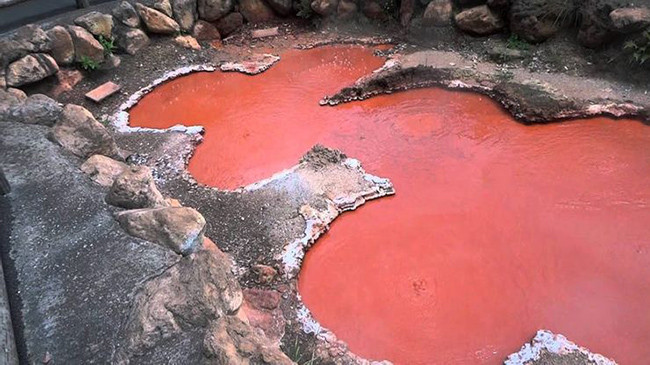 Suối nước nóng Red Pond ở Nhật Bản: Các suối nước nóng tới 150 độ C khiến chúng trở thành một trong những suối nước nóng nóng nhất trên Trái đất. Trong suối chứa một lượng lớn oxit sắt kỳ lạ khiến nó có màu đỏ.