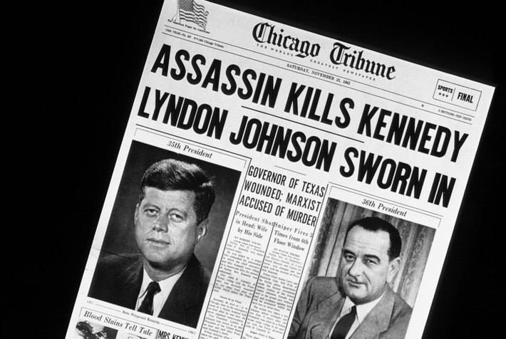 Lee Oswald nhanh chóng bị FBI và cảnh sát bắt giữ. Vào ngày 24/11, Oswald được cảnh sát dẫn giải từ chỗ tạm giam về nhà tù thì bất ngờ bị Jack Rubinstein bắn chết. Người này khai rằng giết Oswald để trả thù cho Tổng thống Kennedy.