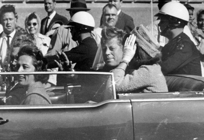 Vào lúc 12h30 ngày 22/11/1963, đoàn xe Tổng thống Kennedy chạy ngang qua một kho sách giáo khoa trên phố Enmor. Bất ngờ, sát thủ Lee Oswald dùng súng bắn trúng 2 phát đạn vào người ông chủ Nhà Trắng.