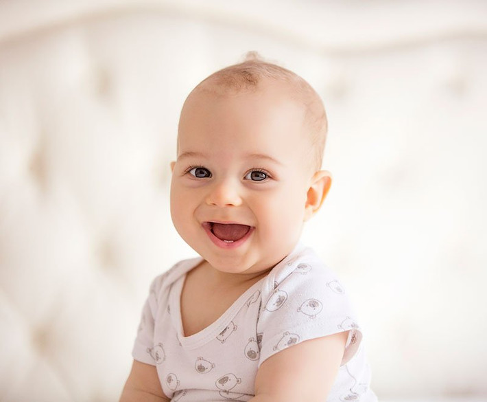 Trong số này, các nhà khoa học phát hiện việc cha mẹ nói chuyện thường xuyên với con cái mới chào đời cho đến khi đi học sẽ giúp chúng nhanh biết nói, biết được nhiều từ ngữ hơn.