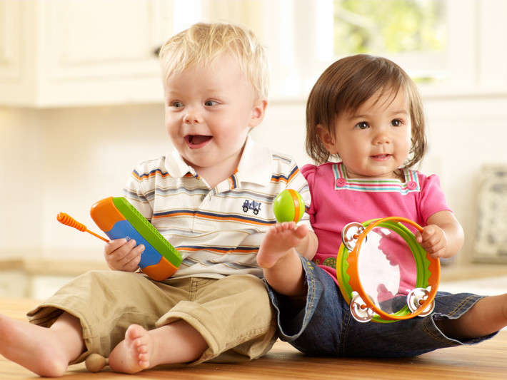 Sự tò mò này sẽ đi theo đứa trẻ ngay cả khi chúng lớn dần. Điều này giúp chúng phát triển tư duy và khả năng nhận thức.
