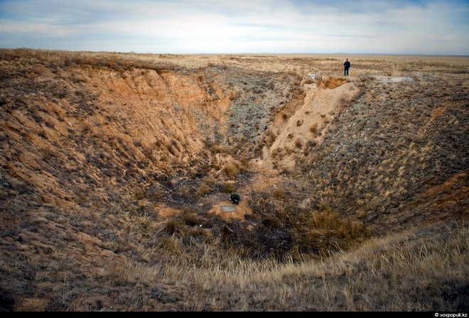 Ngoài thành phố Semipalatinsk, một số khu vực cách bãi thử dưới 100 km là nơi sinh sống của hàng trăm nghìn người khác. Họ được cho là những người chịu ảnh hưởng lớn từ các vụ thử hạt nhân.