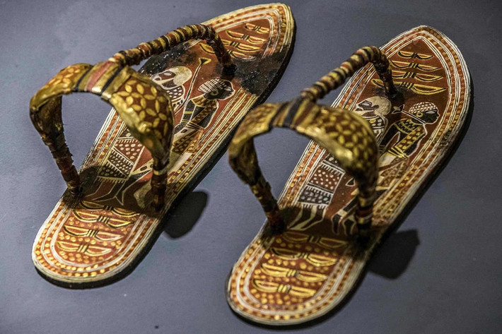 Bản sao của đôi dép được tìm thấy tại lăng mộ Tutankhamun, được chế tạo tại nhà máy Konouz.