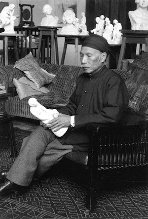 Dù tuổi đời còn nhỏ nhưng vua Hàm Nghi sớm thể hiện tinh thần yêu nước, kiên quyết không hợp tác vói thực dân Pháp. Chính vì vậy, ông được ca ngợi là một trong những vị vua yêu nước ở thời kỳ Pháp thuộc.