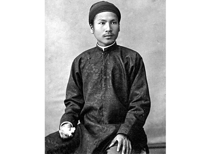 Là hoàng đế thứ 8 của nhà Nguyễn, vua Hàm Nghi (1871 - 1944) tên thật Nguyễn Phúc Ưng Lịch. Ông được các phụ chính đại thần Nguyễn Văn Tường và Tôn Thất Thuyết đưa lên ngôi vua khi 13 tuổi.