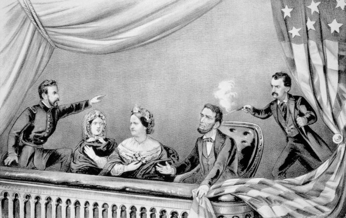 Ngay sau đó, Tổng thống Lincoln được đưa đi cấp cứu. Thế nhưng, sau 9 tiếng hôn mê, ông chủ Nhà Trắng qua đời vì vết thương quá nặng.