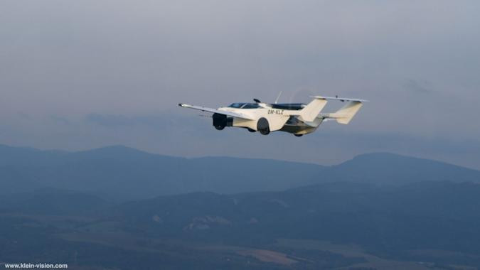 AirCar Prototype 1 vừa có thể chạy trên đường trước khi vào đường băng và cất cánh lên không trung. Sau khi thực hiện chuyến bay từ Nitra đến Bratislava kéo dài 35 phút, AirCar Prototype 1 hạ cánh.