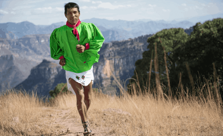 Đôi khi, người Tarahumara tự chế đôi dép sandal và gọi là huaraches. Họ có thể chạy khi đi loại dép này.