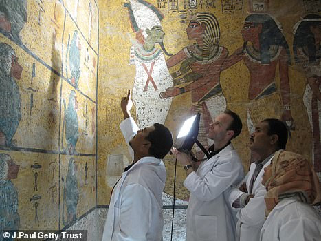 Ngôi mộ của pharaoh Ai Cập Tutankhamun (kí hiệu KV62) nằm trong Thung lũng các vị vua - nơi chôn cất nhiều vị vua của nền văn minh nổi tiếng này.