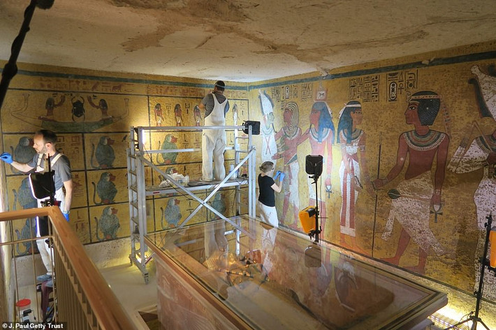 Vào năm 1922, nhóm của nhà khảo cổ học người Anh Howard Carter tìm thấy hầm mộ của Vua Tutankhamun - nơi pharaoh Ai Cập yên giấc ngàn thu không bị ai làm phiền.