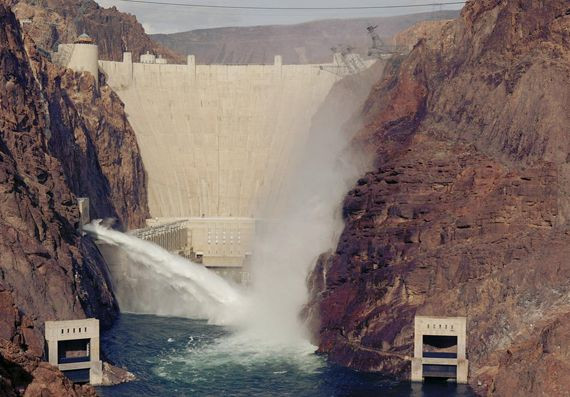 17 máy phát điện của đập Hoover có thể sản xuất tối đa 2.071 megawatts năng lượng thủy điện. Nhờ vậy, hơn 1,3 triệu ngôi nhà sử dụng điện cung cấp từ công trình này.