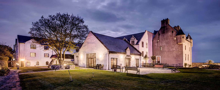 Lâu đài ma quái Ballygally được xây dựng tại ngôi làng cùng tên ở hạt Antrim, Bắc Ireland. Nơi đây được đưa vào sử dụng vào năm 1625.