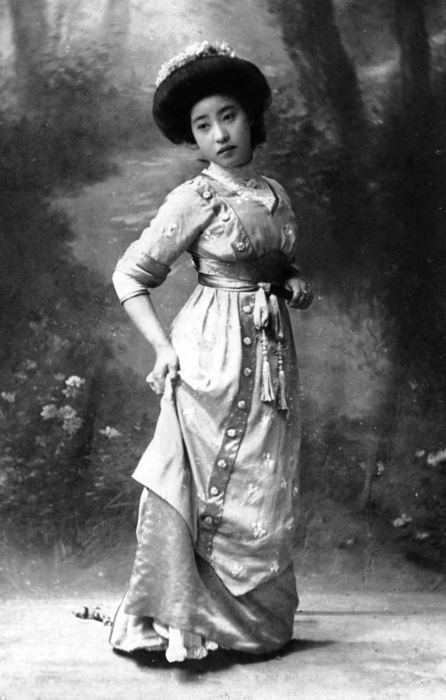Để trở thành geisha thực thụ, những cô gái trẻ trải qua khóa đào tạo về kỹ nghệ truyền thống Nhật Bản như: múa, đàn, hát, Nagauta, Shamisen, trà đạo, cắm hoa…