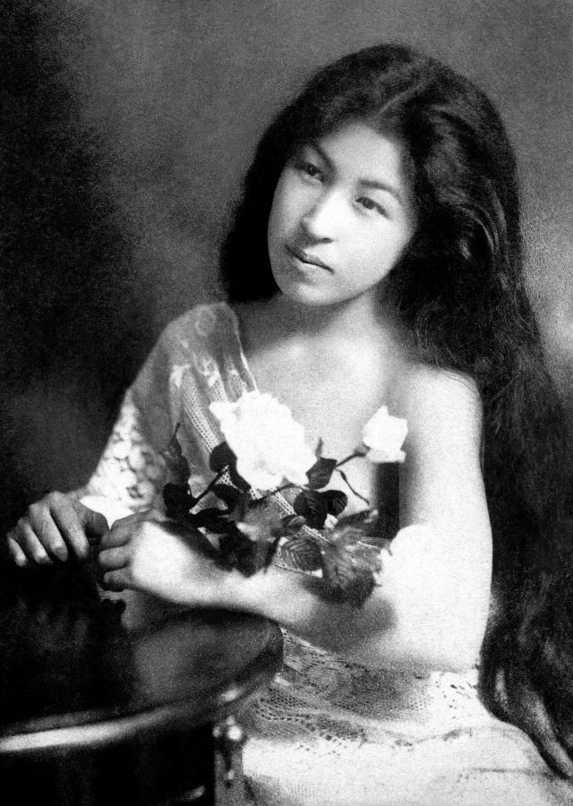 Geisha là những người vừa có tài năng ca múa, vừa có tài kể chuyện hay, trò chuyện với khách trong các buổi tiệc. Họ chỉ bán nghệ (tức tài năng) chứ không bán thân.