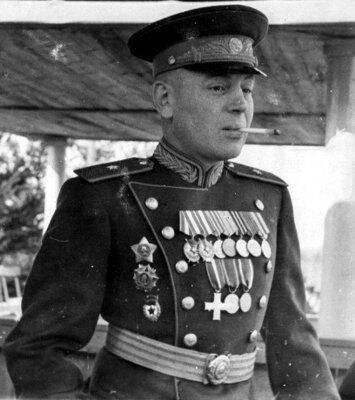Ông có 26 xuất kích khẩn cấp và bắn rơi 2 máy bay địch. Vào năm 1942, Vasily được thăng hàm Đại tá. Sau khi Chiến tranh thế giới 2 kết thúc, ông đảm nhận chức Sư trưởng Sư đoàn Không quân Tiêm kích.