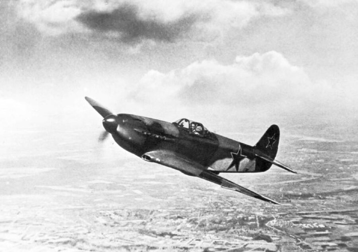 Vào tháng 12/1941, Vasili mang quân hàm thiếu tá làm nhiệm vụ tại Trung đoàn Không quân tiêm kích số 16. Khi phát xít Đức tấn công xâm lược Liên Xô, con trai Stalin xin ra trận.